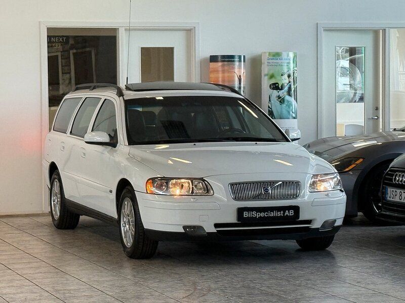 Vit Begagnad 2004 Volvo V70 Kinetic Kombi | 99 000 kr - Bild 1/4