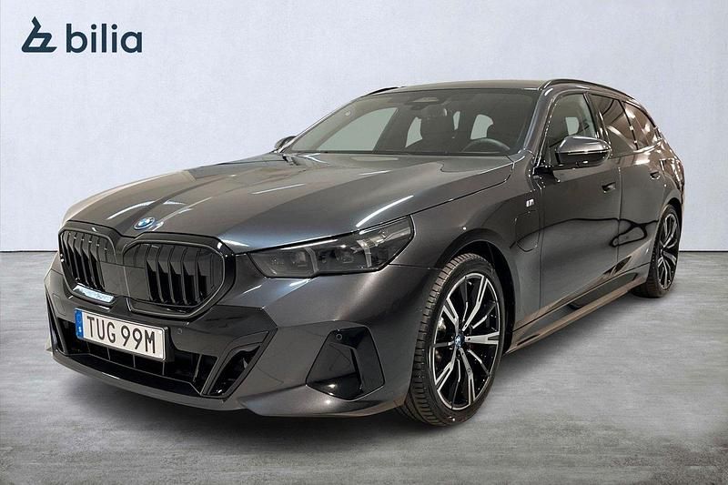 Grå (sophisto grå metallic) Begagnad 2024 BMW 530e M Sport Kombi | 638 000 kr (Bra pris) - Bild 1/4