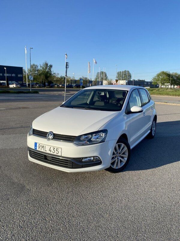 Vit Begagnad 2017 VW Polo Halvkombi | 89 999 kr - Bild 1/4