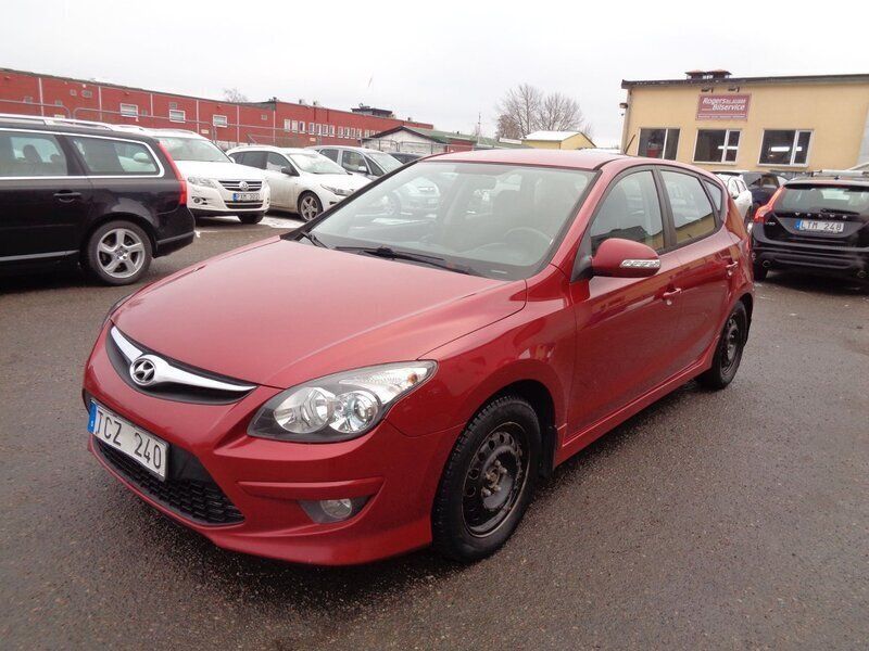 Mörkröd Begagnad 2011 Hyundai i30 Halvkombi | 39 900 kr (Lite dyr) - Bild 1/4