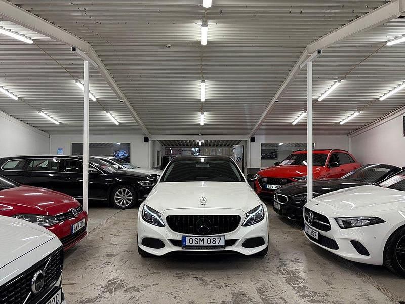 Vit Begagnad 2014 Mercedes C220 Sedan | 189 900 kr (Marknadspris) - Bild 1/4