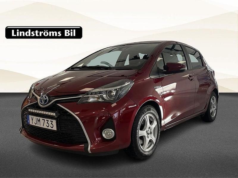 Begagnad Toyota Yaris Hybrid Active 102 HK (75 kW) 2016 Röd Halvkombi