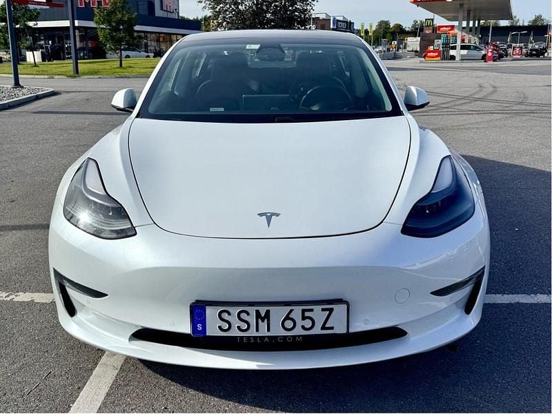Vit Begagnad 2021 Tesla Model 3 Long Range AWD Sedan | 269 000 kr (Marknadspris) - Bild 1/4