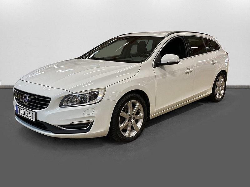 Vit Begagnad 2017 Volvo V60 Momentum Kombi | 139 900 kr (Marknadspris) - Bild 1/4