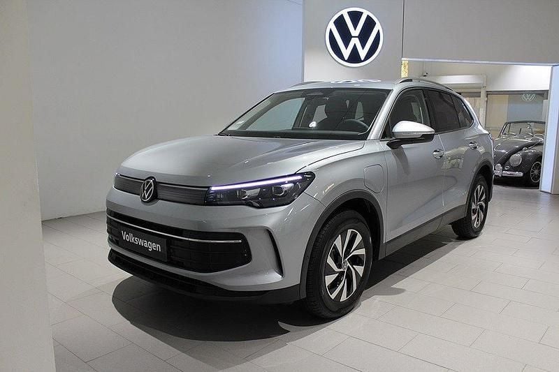 Silver (oyster silver metallic) Ny 2025 VW Tiguan Life SUV | 547 800 kr (Marknadspris) - Bild 1/4