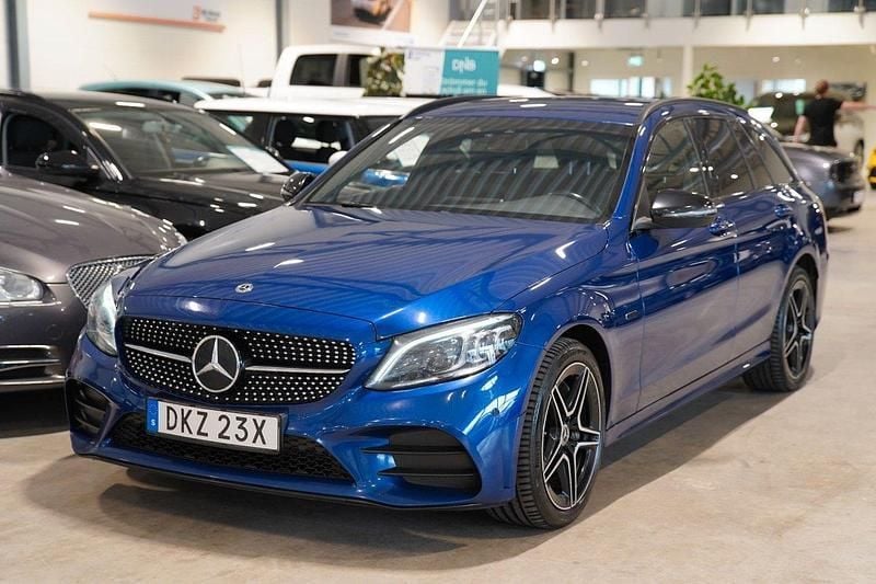 Blå Begagnad 2020 Mercedes C300e AMG line Kombi | 249 900 kr - Bild 1/4
