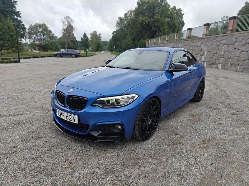 Begagnad 2015 BMW 220 Shadowline Sportkupé | 189 900 kr (Marknadspris) - Bild 1/4