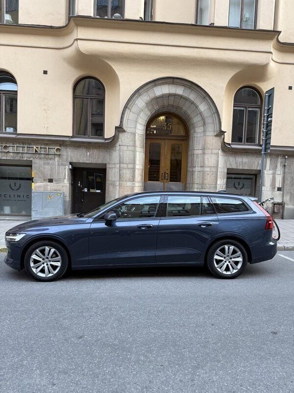 Blå Begagnad 2020 Volvo V60 Momentum Kombi | 238 700 kr (Bra pris) - Bild 1/4