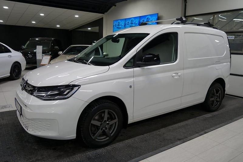 Vit Begagnad 2021 VW Caddy Minibuss | 279 000 kr (Lite dyr) - Bild 1/4