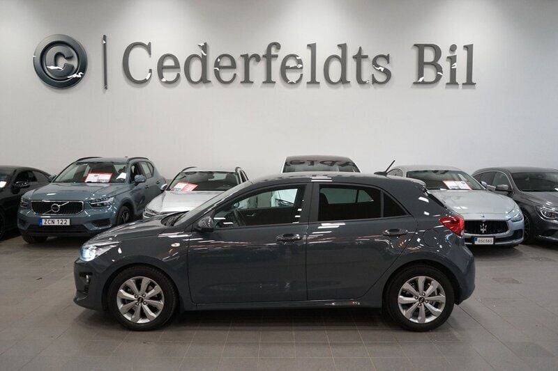 Grå Begagnad 2020 Kia Rio Advance Halvkombi | 179 900 kr (Marknadspris) - Bild 1/3