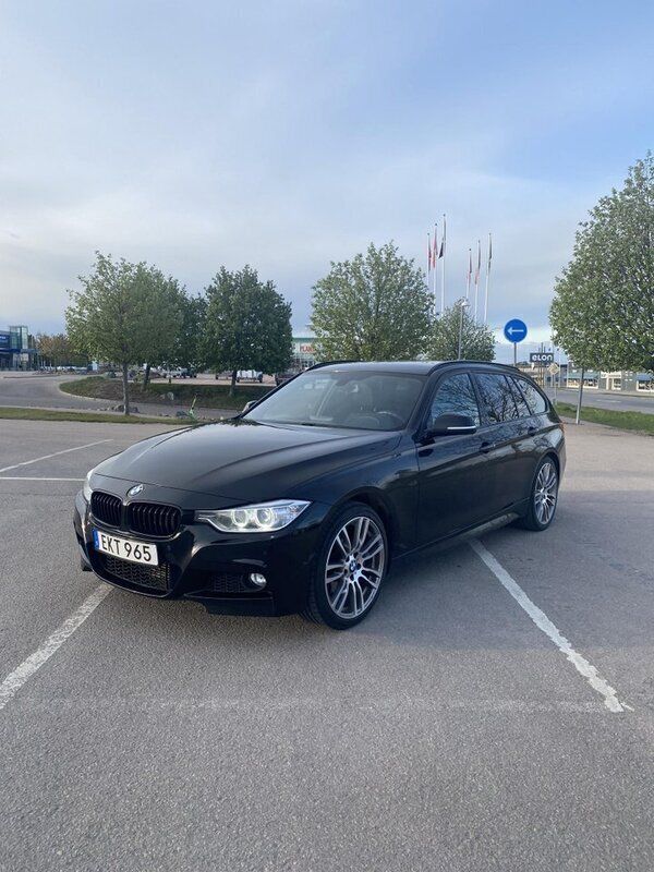 Begagnad 2013 BMW 330 Comfort Edition Kombi | 215 000 kr - Bild 1/4