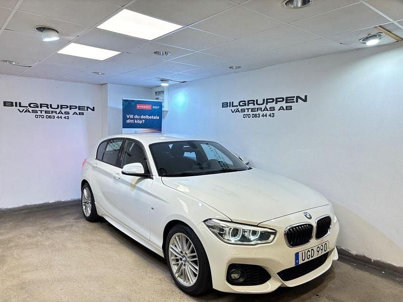Vit Begagnad 2018 BMW 118 M Sport Halvkombi | 159 900 kr (Bra pris) - Bild 1/4