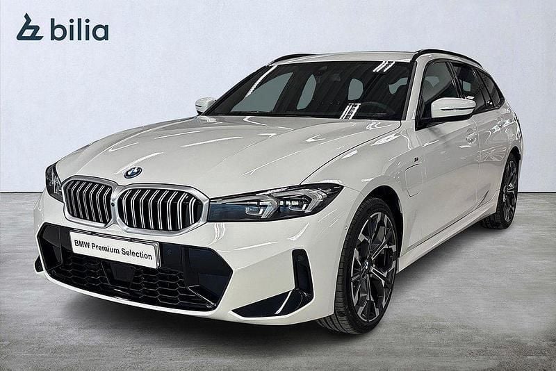 Vit Ny 2025 BMW 330e M Sport Kombi | 549 900 kr (Marknadspris) - Bild 1/4