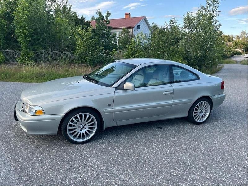 Grå Begagnad 2001 Volvo C70 Sportkupé | 67 000 kr (Superpris) - Bild 1/4