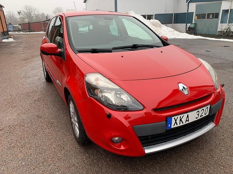 Begagnad Renault Clio IV 75 HK (55 kW) 2013 Halvkombi