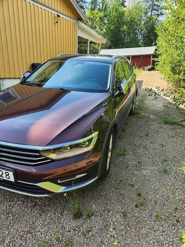 Röd Begagnad 2018 VW Passat Alltrack Executive Kombi | 200 000 kr (Marknadspris) - Bild 1/4