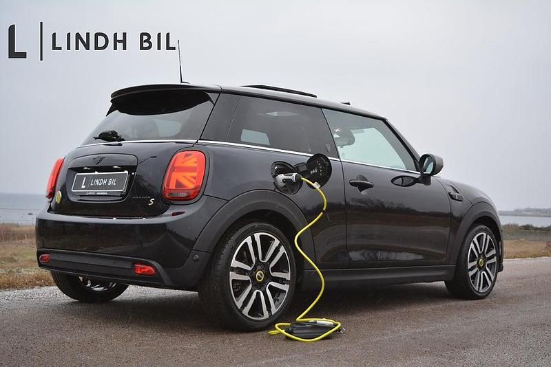 Svart Begagnad 2022 Mini Cooper SE Halvkombi | 234 900 kr (Lite dyr) - Bild 1/4