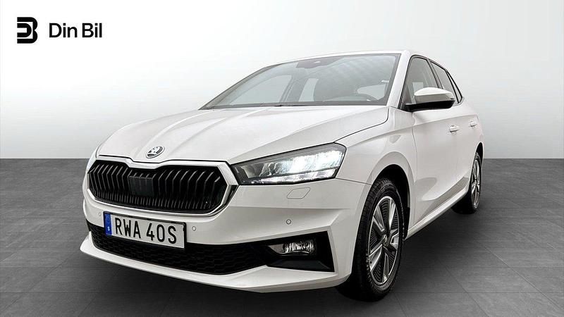 Vit Begagnad 2023 Skoda Fabia Comfort Halvkombi | 219 900 kr (Marknadspris) - Bild 1/4