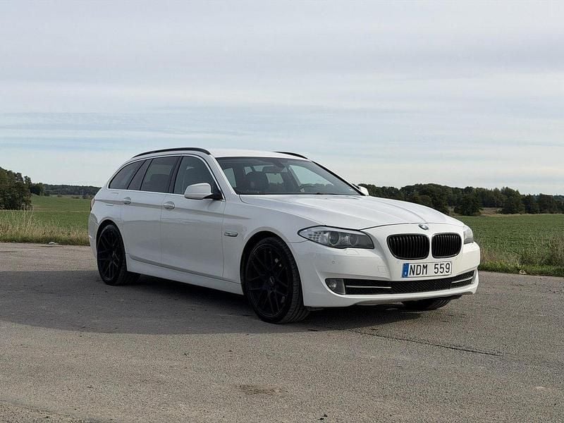Vit Begagnad 2013 BMW 530 Kombi | 105 800 kr (Superpris) - Bild 1/4