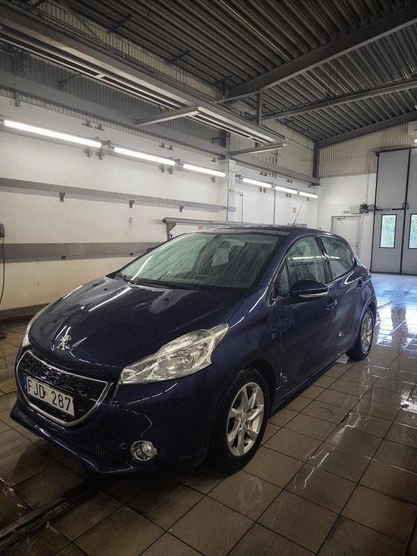 Blå Begagnad 2013 Peugeot 208 Halvkombi | 38 000 kr (Bra pris) - Bild 1/4