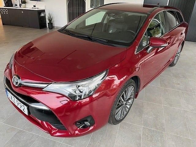 Röd Begagnad 2017 Toyota Avensis Active Kombi | 196 500 kr (Marknadspris) - Bild 1/4
