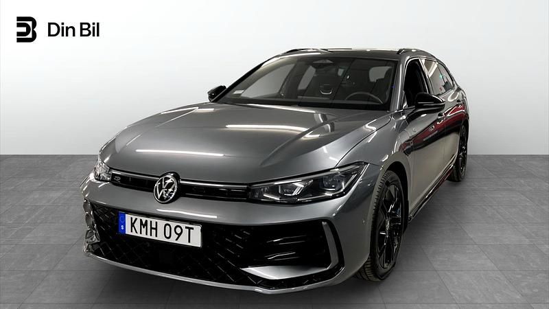 Mörkgrå Begagnad 2025 VW Passat R-line Kombi | 499 900 kr (Lite dyr) - Bild 1/4