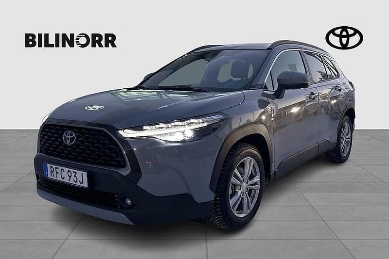 Grå Begagnad 2024 Toyota Corolla Cross Executive SUV | 424 900 kr (Marknadspris) - Bild 1/3