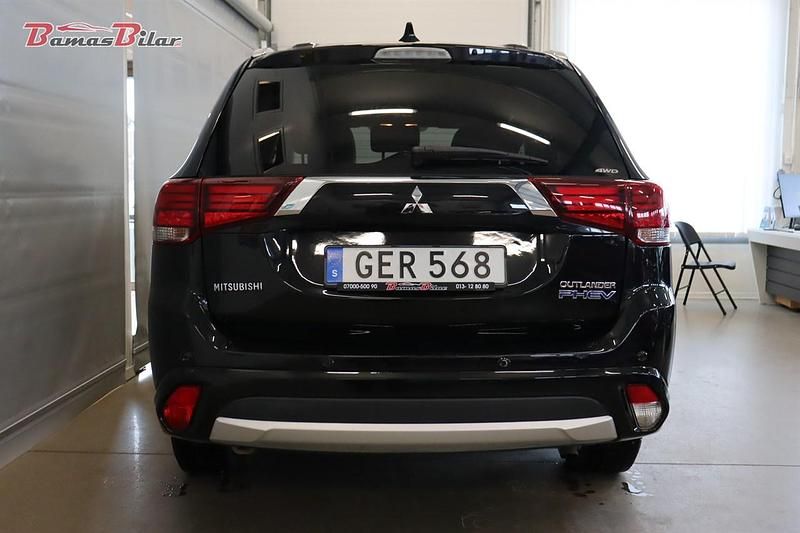 Begagnad Mitsubishi Outlander P-HEV Comfort Edition 203 HK (149 kW) 2016 Svart SUV