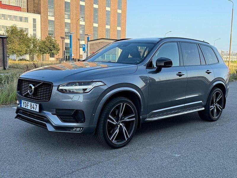 Grå Begagnad 2016 Volvo XC90 R-Design SUV | 389 900 kr (Marknadspris) - Bild 1/4