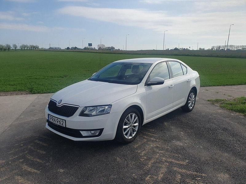Vit Begagnad 2015 Skoda Octavia Ambition Halvkombi | 96 000 kr (Bra pris) - Bild 1/4