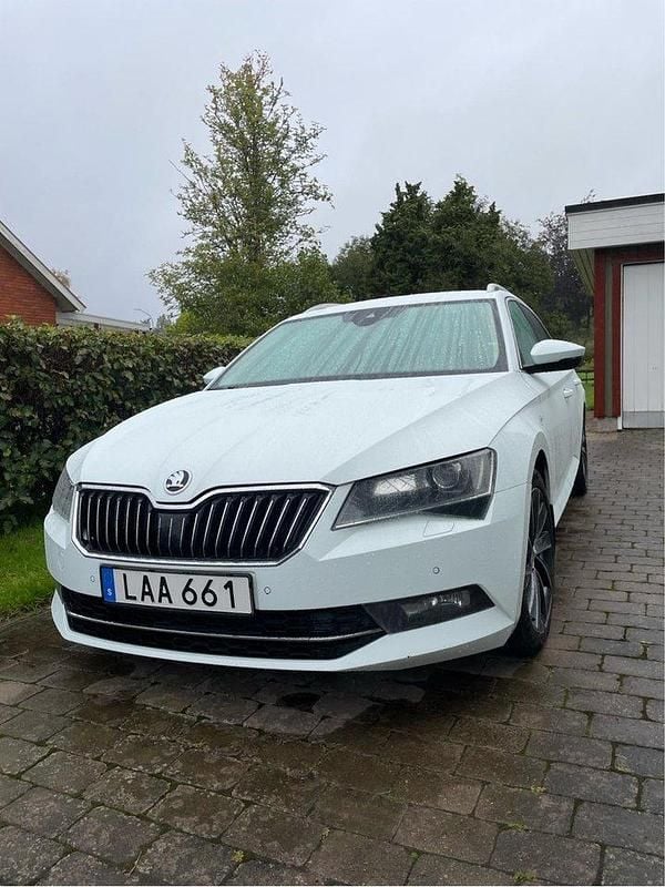 Vit Begagnad 2016 Skoda Superb LAURIN & KLEMENT Kombi | 120 000 kr (Superpris) - Bild 1/4
