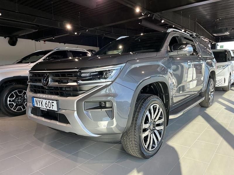 Mörkgrå (dark grey metallic) Ny 2025 VW Amarok Aventura Pickup | 946 375 kr - Bild 1/4