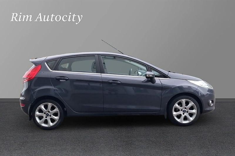 Begagnad Ford Fiesta Titanium 69 HK (50 kW) 2011 Grå Halvkombi