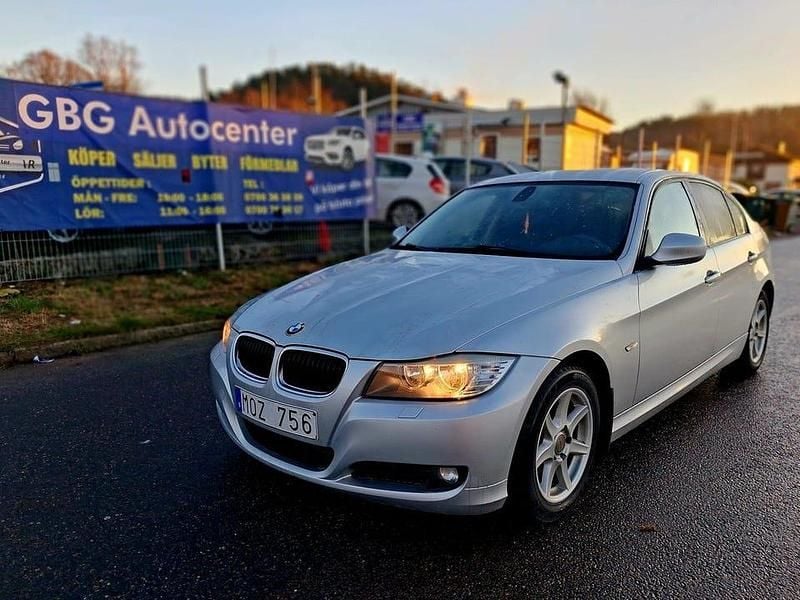 Grå Begagnad 2010 BMW 316 Comfort Edition Sedan | 62 900 kr (Bra pris) - Bild 1/4