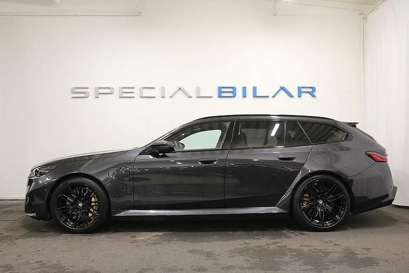 Begagnad BMW M5 Comfort Edition 585 HK (430 kW) 2025 Grå Kombi