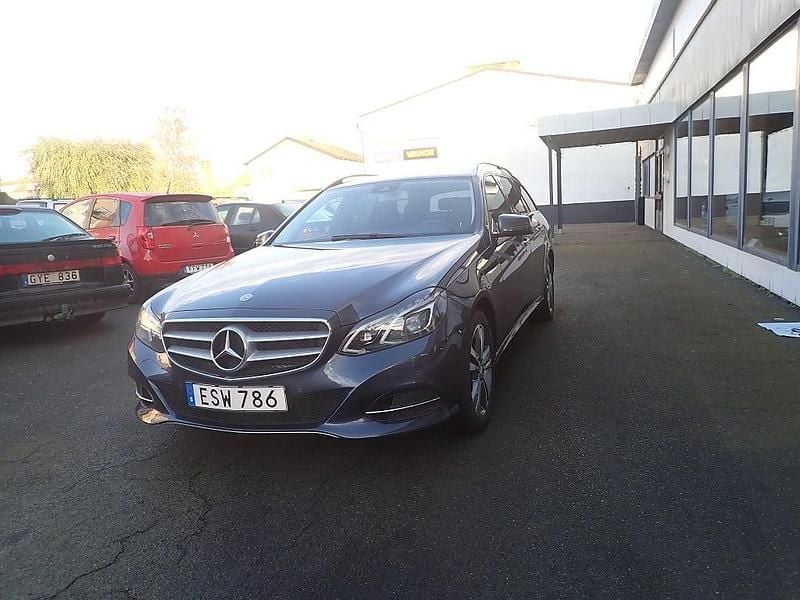 Blå Begagnad 2014 Mercedes E250 Avantgarde Kombi | 149 000 kr (Marknadspris) - Bild 1/4