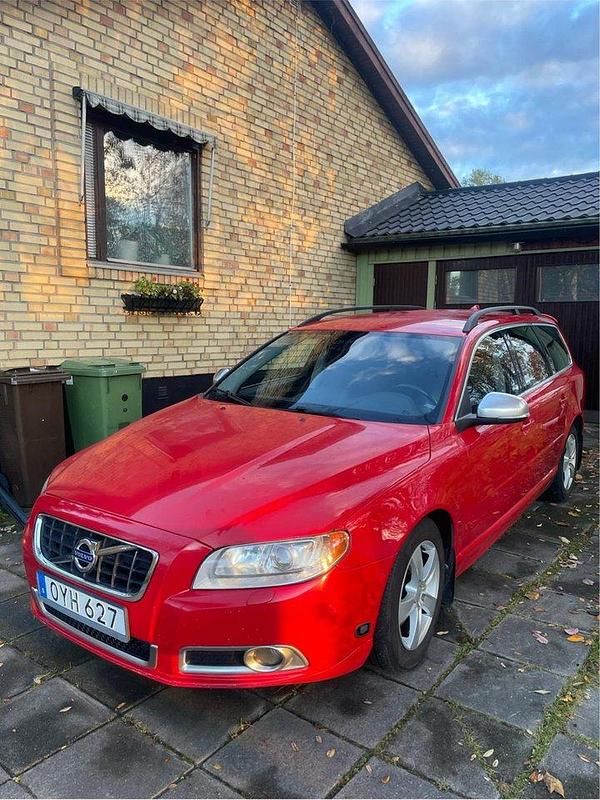 Röd Begagnad 2012 Volvo V70 Momentum Kombi | 83 000 kr (Marknadspris) - Bild 1/4