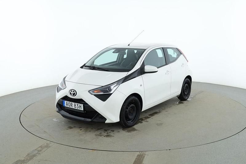 Begagnad Toyota Aygo X-play 72 HK (52 kW) 2019 Vit Halvkombi