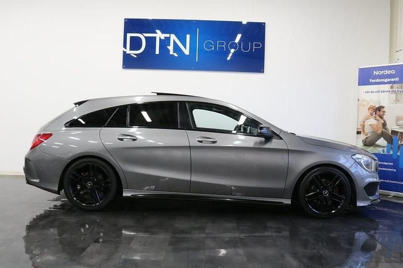 Grå Begagnad 2015 Mercedes CLA200 Shooting Brake AMG Kombi | 164 500 kr (Marknadspris) - Bild 1/4