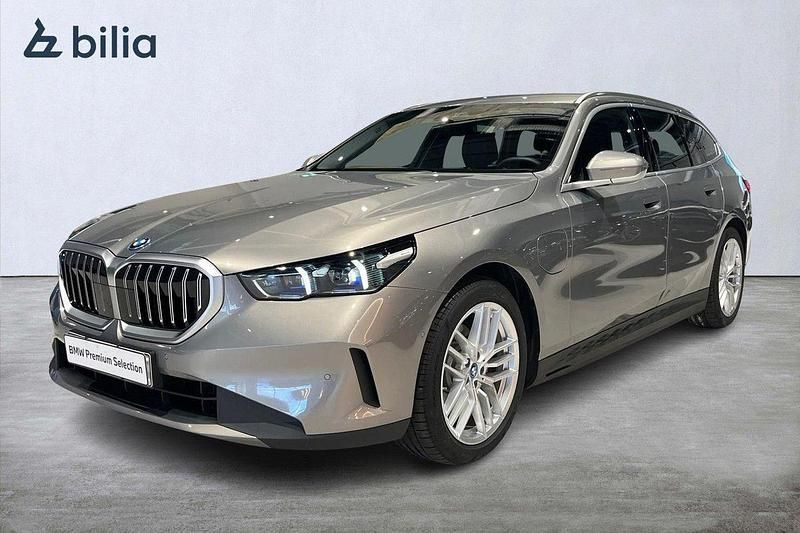 Grå Begagnad 2024 BMW 530e Kombi | 579 000 kr (Superpris) - Bild 1/4
