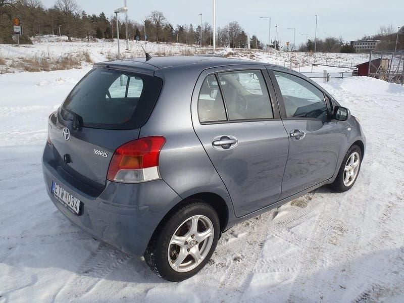 Begagnad Toyota Yaris 101 HK (74 kW) 2009 Blå Halvkombi