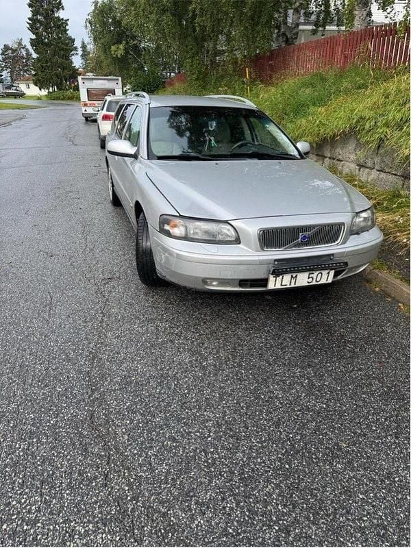 Grå Begagnad 2002 Volvo V70 Kombi | 30 000 kr (Lite dyr) - Bild 1/4