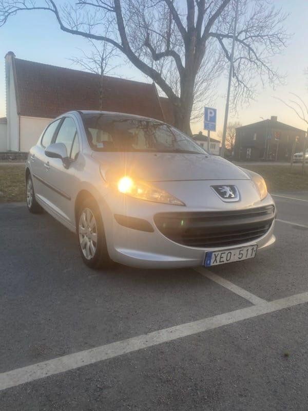 Silver Begagnad 2009 Peugeot 207 Halvkombi | 15 000 kr (Bra pris) - Bild 1/4