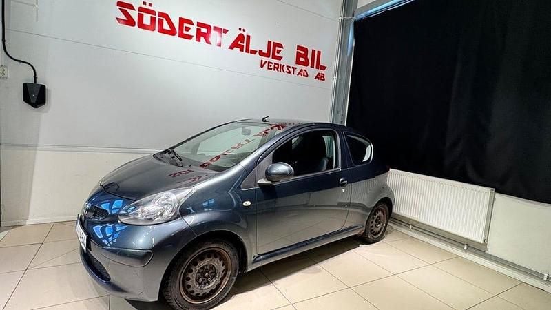 Mörkgrå Begagnad 2008 Toyota Aygo Halvkombi | 29 900 kr (Marknadspris) - Bild 1/4