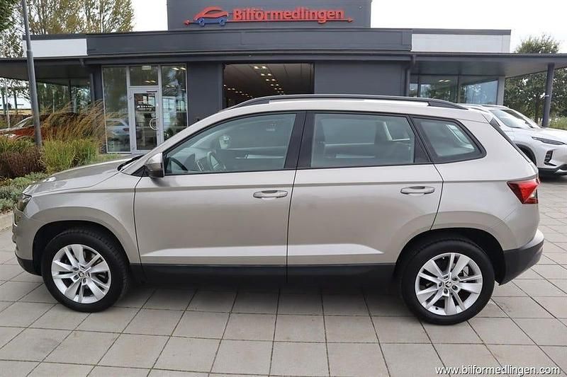 Brun samma som bilen Begagnad 2018 Skoda Karoq SUV | 209 900 kr (Bra pris) - Bild 1/4