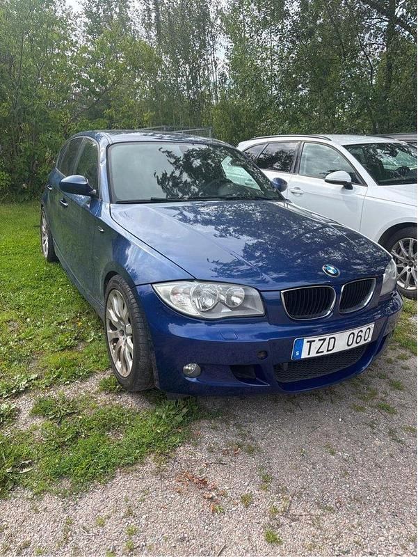 Blå Begagnad 2007 BMW 120 Advantage Halvkombi | 50 000 kr (Lite dyr) - Bild 1/4