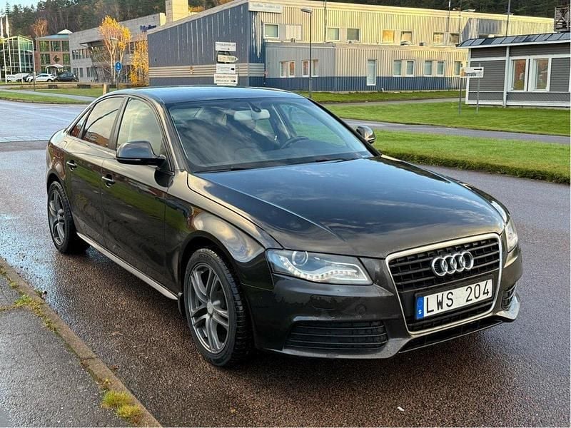 Grå Begagnad 2008 Audi A4 Sedan | 39 000 kr (Marknadspris) - Bild 1/4