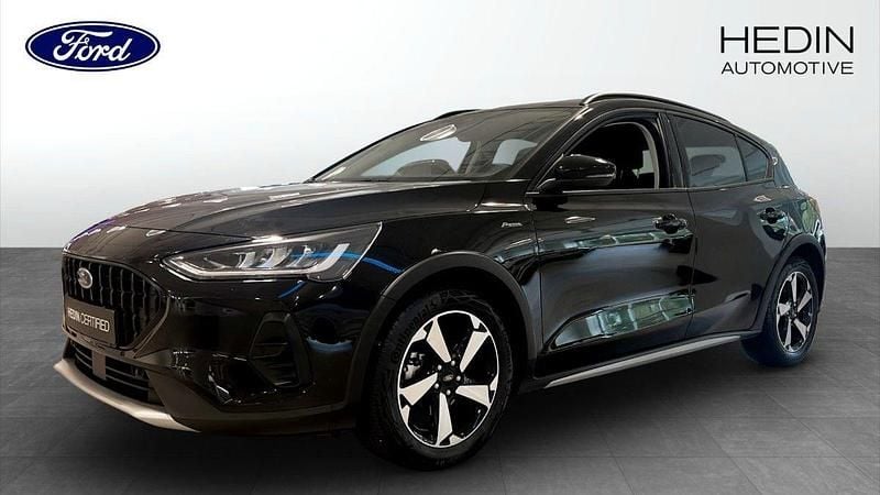 Svart (black) Begagnad 2024 Ford Focus Active Halvkombi | 219 900 kr (Bra pris) - Bild 1/4