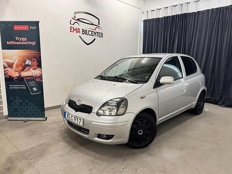 Begagnad Toyota Yaris 65 HK (47 kW) 2005 Silver Halvkombi