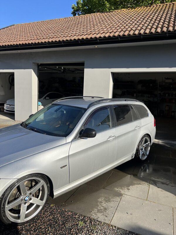 Grå Begagnad 2010 BMW 330 Comfort Edition Kombi | 85 000 kr (Marknadspris) - Bild 1/4